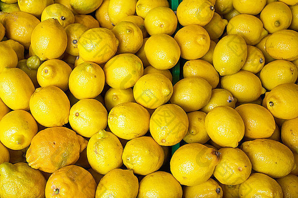 新鲜的黄色的柠檬出售水果市场