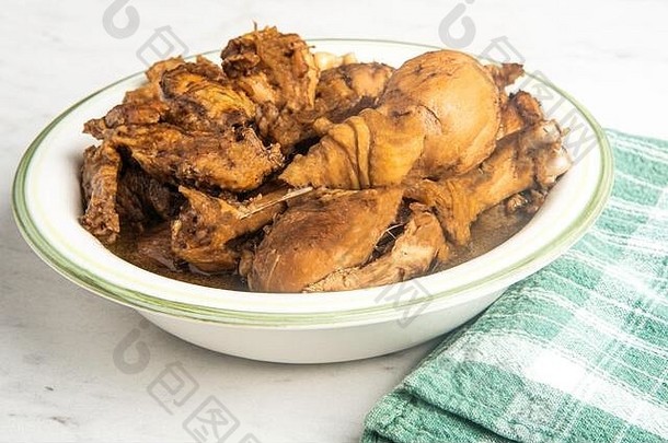 服务filipino-style鸡阿多博菜碗绿色餐巾集大理石桌面