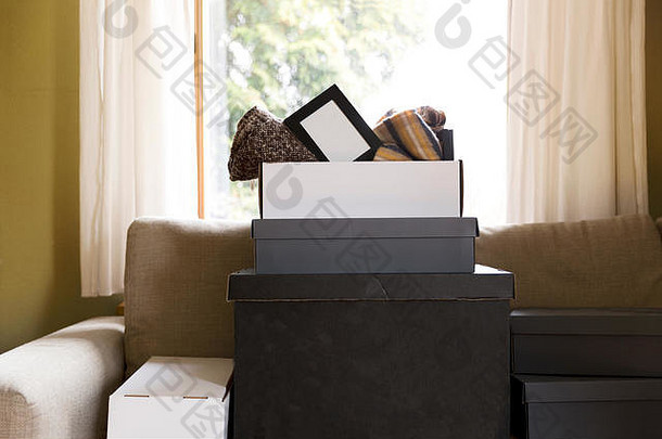 移动房子概念纸箱<strong>盒子鞋盒子</strong>物品沙发上