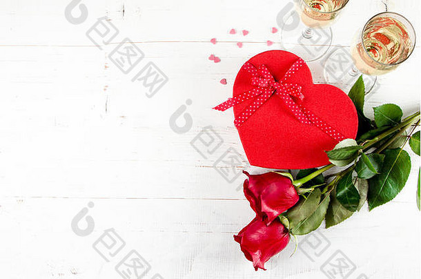 背景情人节一天庆祝活动<strong>香槟玫瑰</strong>心形状的现在红色的糖果白色木背景