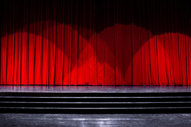 阶段木梯红色的窗帘剧院