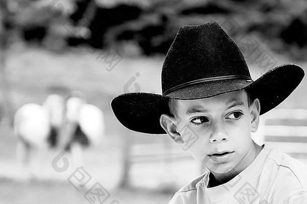 年轻的牛仔肖像牧场
