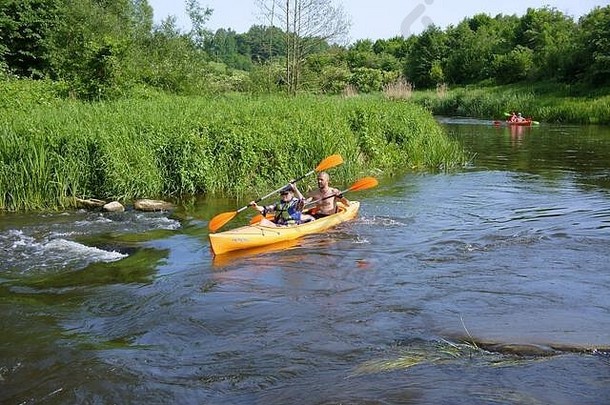 男人。浮动皮艇游客筏独木舟河angrapa河加里宁格勒地区俄罗斯6月