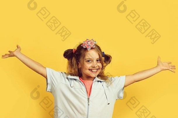 女孩快乐微笑脸孤立的温暖的黄色的背景学校女孩纸弓现在盒子假期现在概念孩子可爱的粉红色的弓头混乱的头发