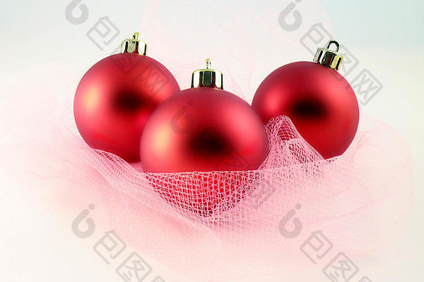 装饰红色的球体圣诞节树粉红色的网格光背景