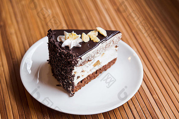一块巧克力蛋糕白色板