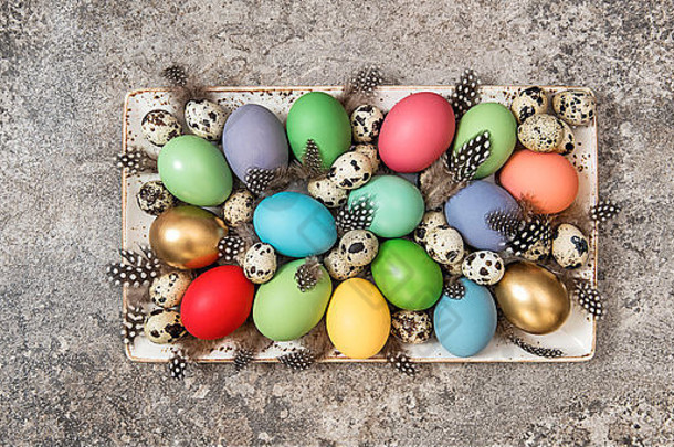 复活节鸡蛋装饰灰色石头背景色彩斑斓的假期横幅