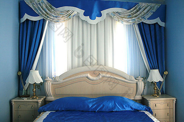蓝色的时尚卧室美丽的窗帘