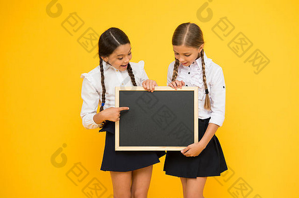 学生社区同学们倡议团队黄色的背景加入学校俱乐部学校时间表学校公告概念检查学校女孩可爱的学生持有黑板上复制空间