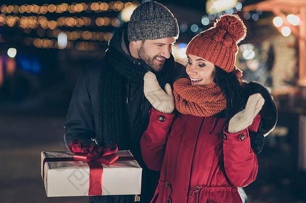 照片的家伙交付漂亮的夫人x-mas礼品盒红色的弓newyear传统穿温暖的外套针织帽围巾在户外