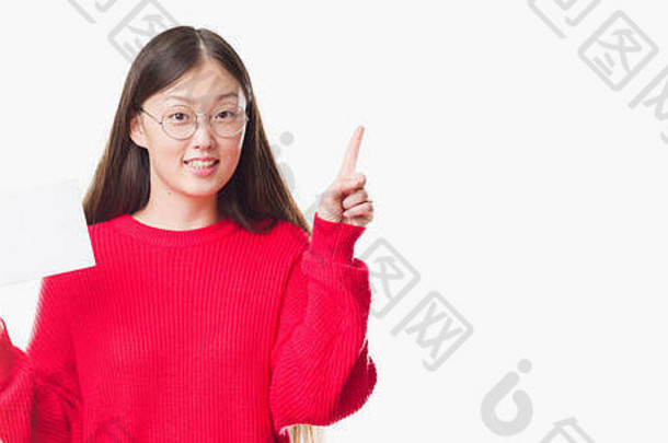 年轻的中国人女人孤立的背景持有空白卡惊讶的想法问题指出手指快乐脸数量