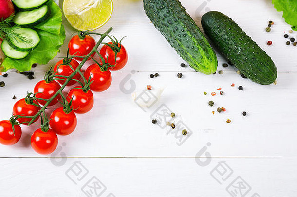 黄瓜萝卜西红柿樱桃橄榄石油草香料白色木背景集健康的食物成分沙拉