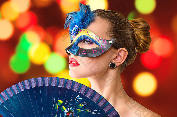 美丽的年轻的女人神秘的威尼斯狂欢节面具时尚照片