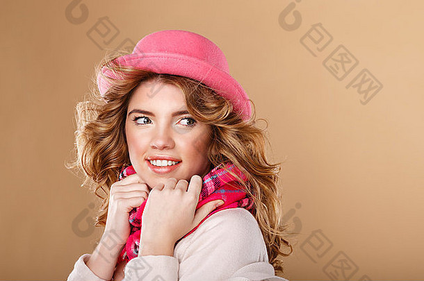 美丽的年轻的女孩卷曲的头发一边女孩穿着毛衣粉红色的他围巾