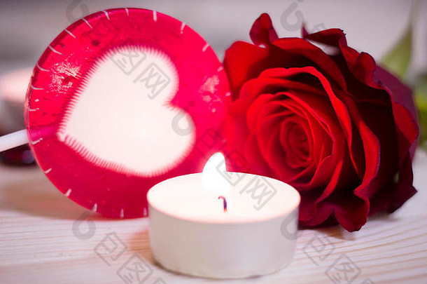 概念情人节一天红色的玫瑰蜡烛
