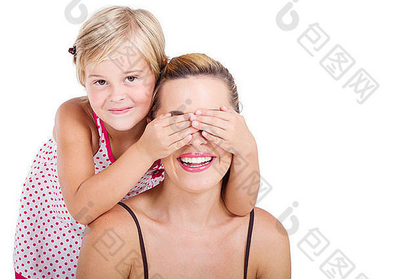 好玩的快乐女孩覆盖母亲的眼睛工作室拍摄孤立的白色