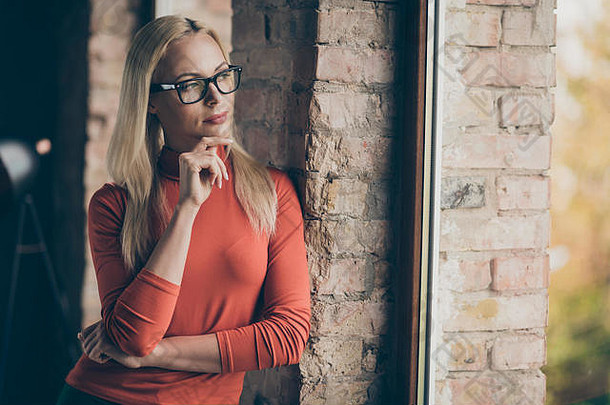 profiel一边照片沉思的介意企业家迷人的女人站窗口的想法启动选择决定决定穿红色的