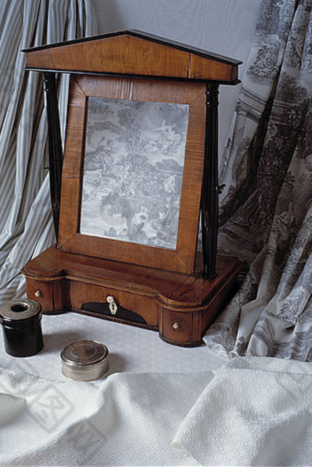 特写镜头木制结构梳妆台镜子挂条纹花织物