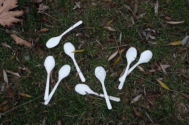 白色塑料勺子地面
