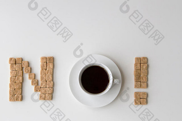 糖多维数据集杯咖啡安排词白色背景前视图饮食unhealty甜蜜的上瘾概念
