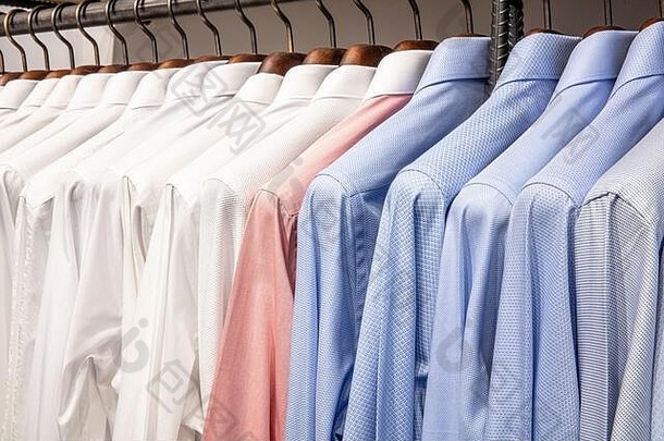 衣服悬挂器填满色彩斑斓的织物衬衫商店男人的衬衫
