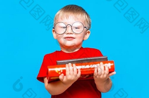 微笑男孩轮眼镜持有堆栈书教育准备好了学校