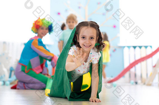 孩子们孩子们玩小丑生日聚会，派对娱乐中心孩子女孩攀爬隧道