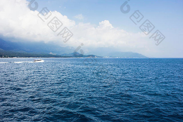 蓝色的平静地中海海山白色游艇