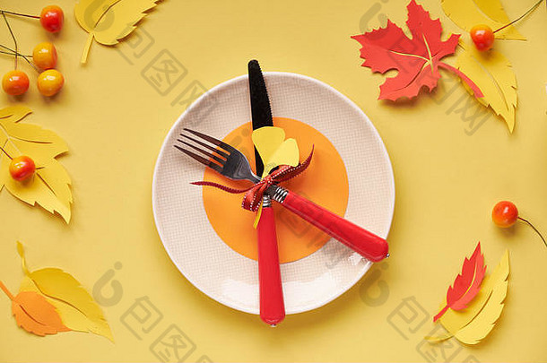 表格设置秋天庆祝活动感恩节生日陶瓷板叉刀黄色的纸纸秋天叶子浆果