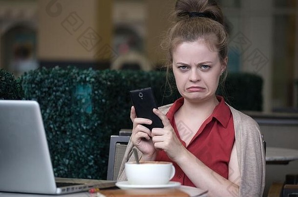 年轻的高加索人女人女孩有趣的脸坐着咖啡馆咖啡移动PC会说话的电话
