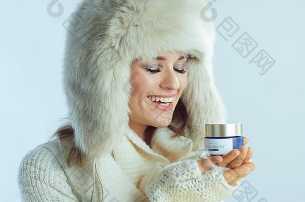 微笑现代女人白色条纹毛衣围巾耳朵皮瓣他面部噪音冬天光蓝色的背景