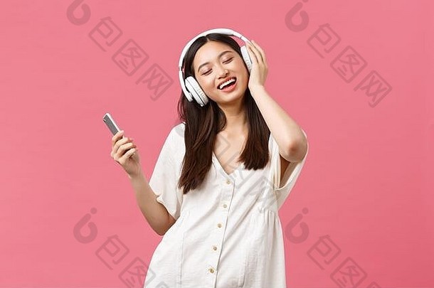 美人情绪技术概念无忧无虑的漂亮的亚洲女孩享受音乐无线<strong>耳机</strong>关闭眼睛微笑听