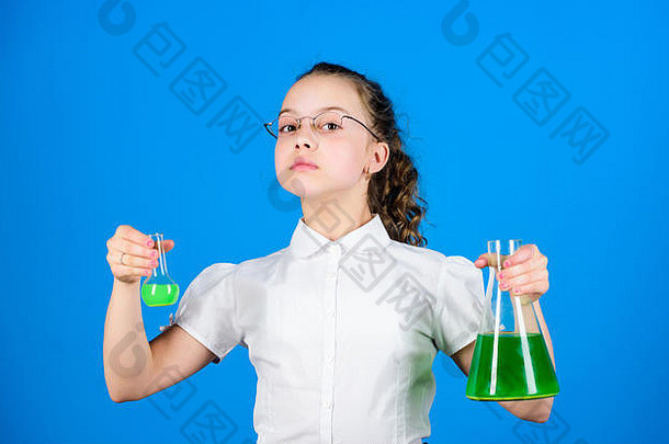 知识一天女学生化学液体童年教养知识信息试验位小孩子研究教育概念化学有趣的基本知识