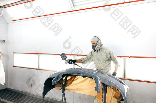 工人绘画车部分特殊的车库穿服装保护齿轮