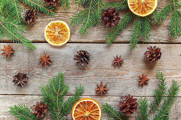圣诞节一年作文冬天对象冷杉分支松视锥细胞橙色片破旧的乡村木背景圣诞节假期12月装饰平躺前视图时间庆祝活动