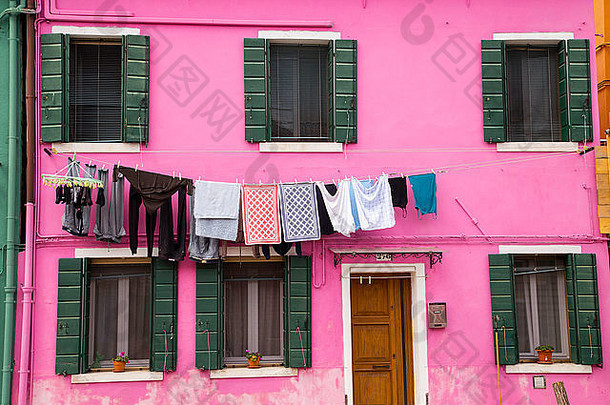 传统的彩色的房子burano岛干燥洗衣中间院子里色彩斑斓的房子窗口