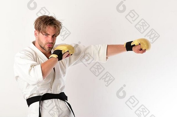 的家伙提出了白色和服穿金拳击手套综合格斗战斗机强大的身体实践武术艺术混合武术<strong>艺术培训</strong>概念男人。脸猪鬃白色背景