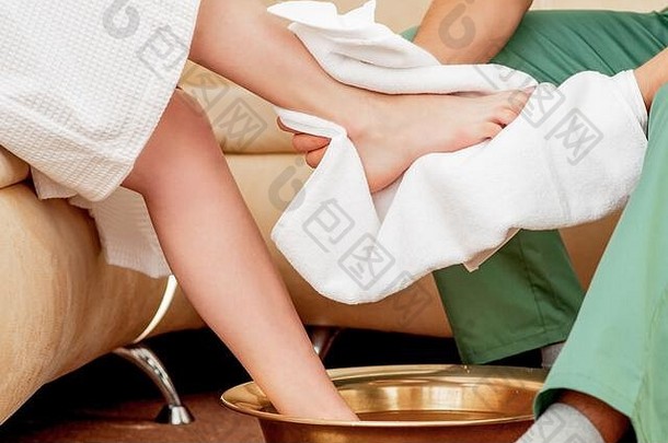按摩师擦拭脚女客户端软毛巾水疗中心中心女人脚水疗中心