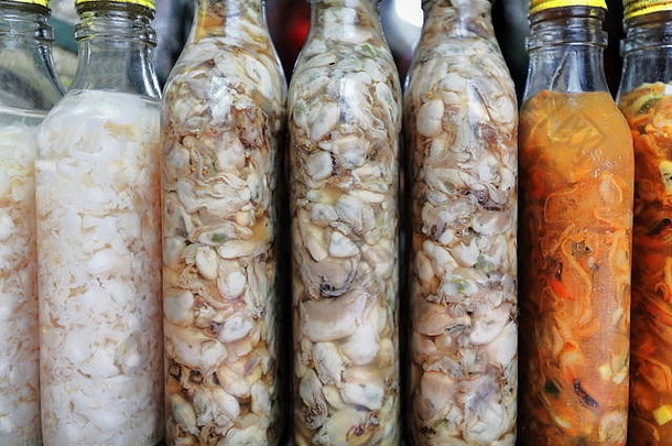 菲律宾腌食物海鲜atchara绿色木瓜集玻璃瓶出售站中央阴部的市场巴科洛德感觉
