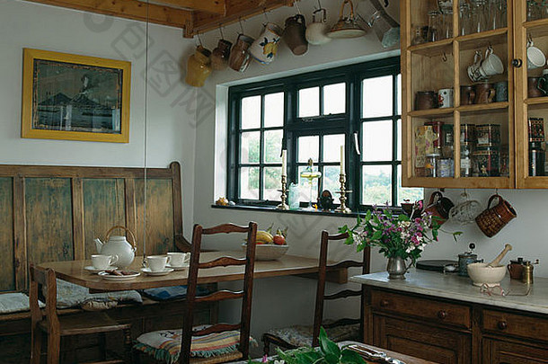 奶油茶壶陶器木表格古董木解决传统的国家食堂