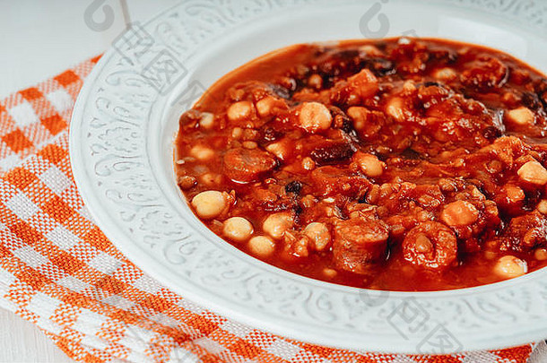 西班牙辣香肠炖肉红色的豆子鹰嘴豆番茄酱汁