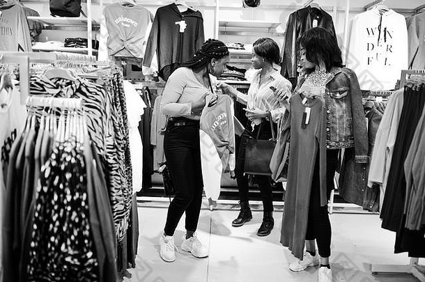 非洲女人选择衣服商店购物一天