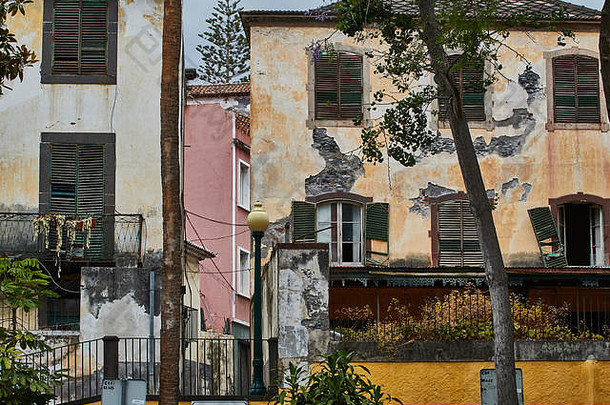 建筑细节传统的房子小镇区丰沙尔木头葡萄牙