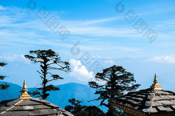 全景视图喜玛拉雅山范围秋天dochula通过