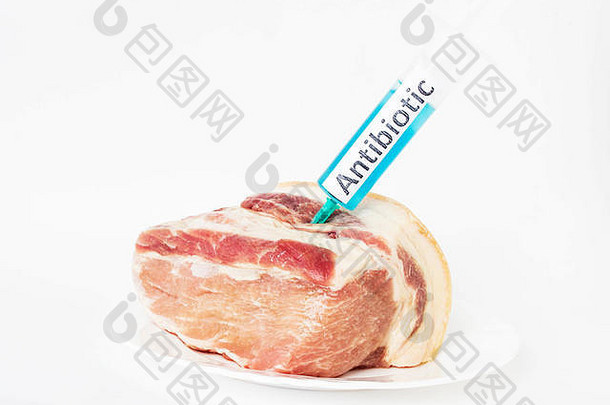 白色板一块肉猪肉注射器注射抗生素特写镜头白色背景猪肉抗生素