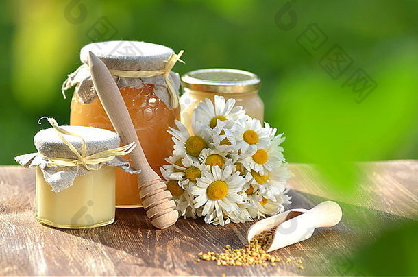 罐子完整的美味的蜂蜜蜂窝蜜蜂花粉养蜂场