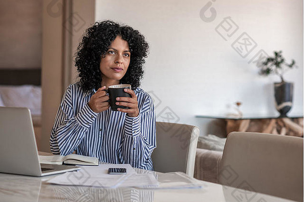 女企业家喝咖啡工作首页