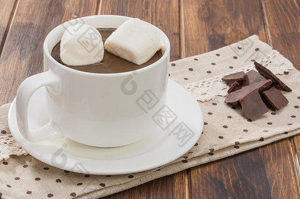 杯子填满自制的热巧克力棉花糖木表格