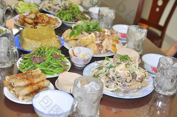 传统的一年结束聚会，派对鸡春天卷大米越南家庭