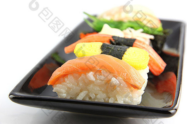 寿司使从海鲜黑色的菜寿司食物日本